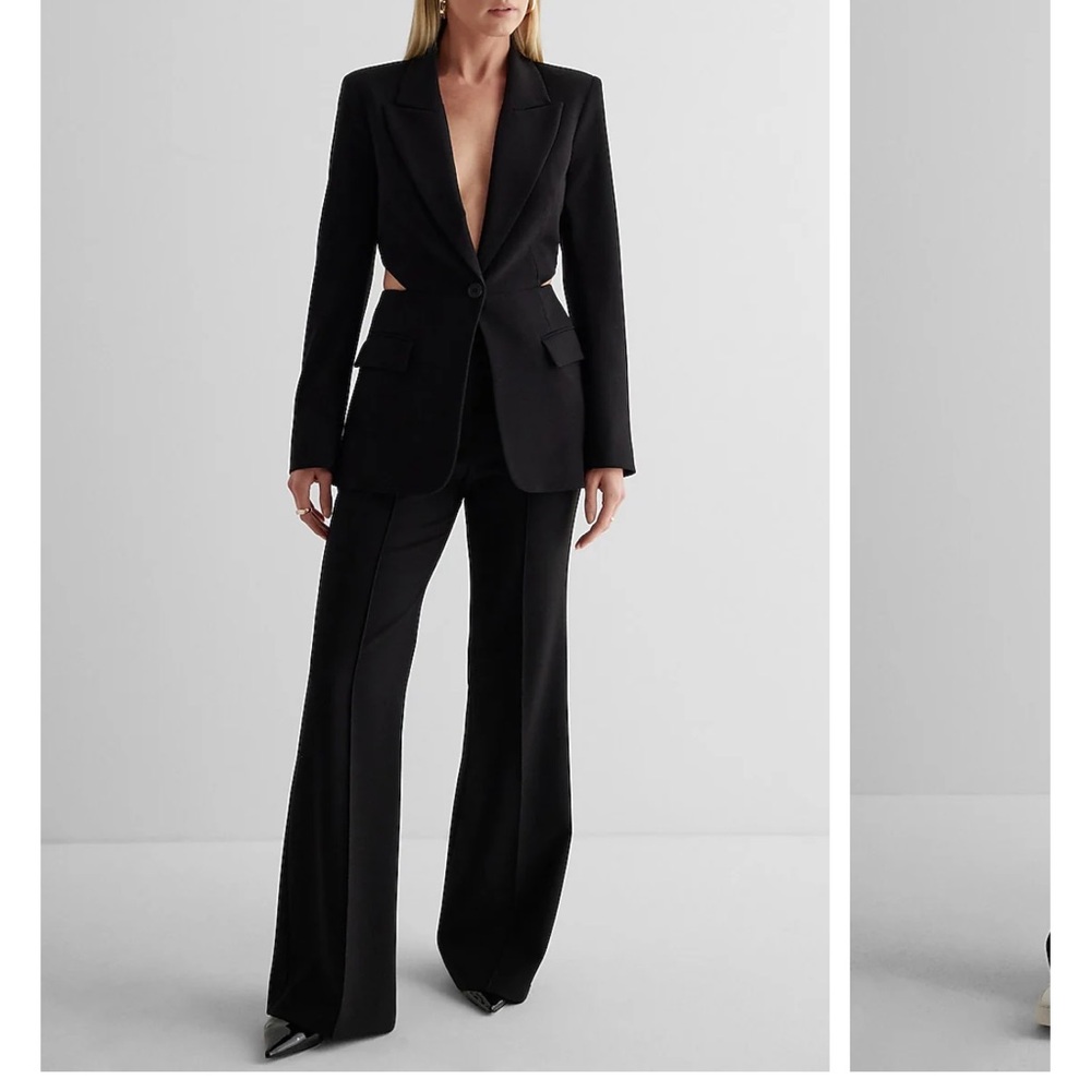 Super High Waisted Pintuck Flare Trouser Pant in Pitch Black 
Size:2
NWT